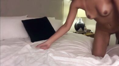 Ava_delightt kouří dildo a hraje si sama se sebou