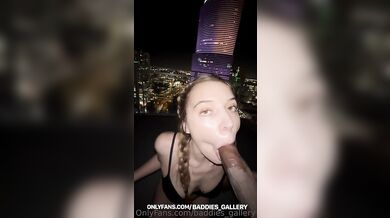 Izzy Swallows jezdí na velkém černém ptákovi na balkóně