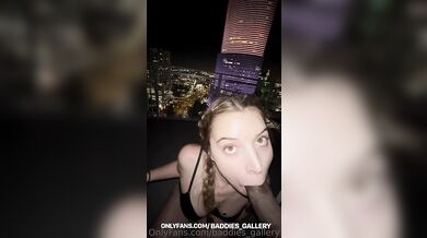 Izzy Swallows jezdí na velkém černém ptákovi na balkóně