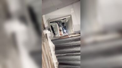 Žhavá brunetka CyberBunnie je ošukaná v poloze zezadu