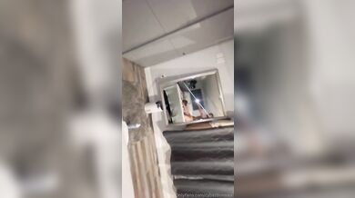 Žhavá brunetka CyberBunnie je ošukaná v poloze zezadu
