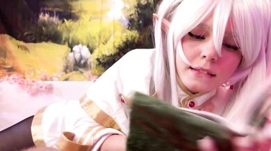 Kočka Aqua_Ri předvede uslintanou kouřku v cosplayi Frieren