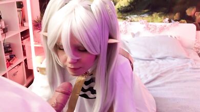 Kočka Aqua_Ri předvede uslintanou kouřku v cosplayi Frieren