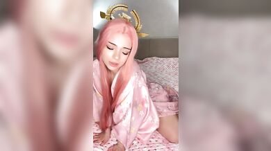 Prsatá kočka Milly Mally sténá, zatímco se tře o polštář