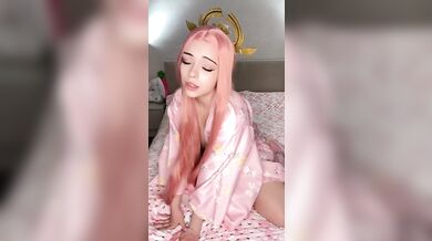 Prsatá kočka Milly Mally sténá, zatímco se tře o polštář