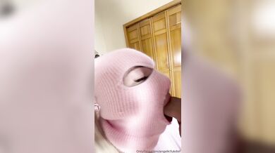 Angelicfukdoll se nechá tvrdě ošukat v masce