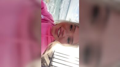 Bougie_Bb močí a prstí si kundičku venku