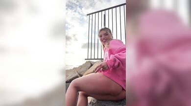 Bougie_Bb močí a prstí si kundičku venku
