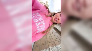 Bougie_Bb močí a prstí si kundičku venku
