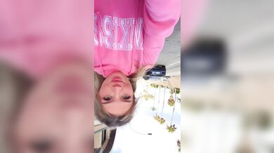 Bougie_Bb močí a prstí si kundičku venku