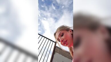 Bougie_Bb močí a prstí si kundičku venku