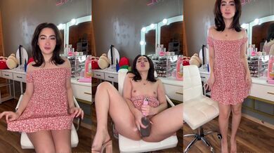 Jaixpetite roztáhne své sexy nohy a masturbuje na židli