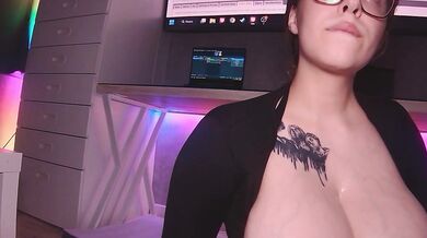 SweetPussy1311 si před kouřením dojí svá přírodní prsa