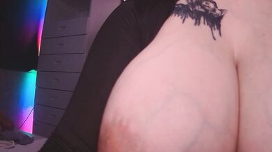 SweetPussy1311 si před kouřením dojí svá přírodní prsa