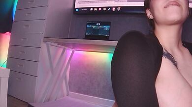 SweetPussy1311 si před kouřením dojí svá přírodní prsa