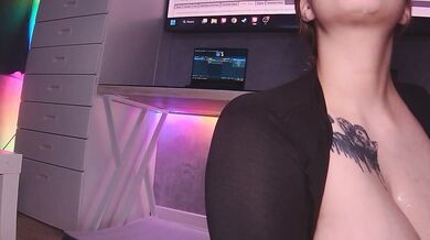 SweetPussy1311 si před kouřením dojí svá přírodní prsa