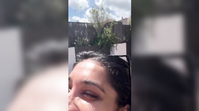 Yasmina Khan kouří a jezdí na velkém penisu Bradyho Buda