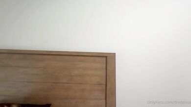 BambiBrookss si nechává šukat díry Dreddovým pérem