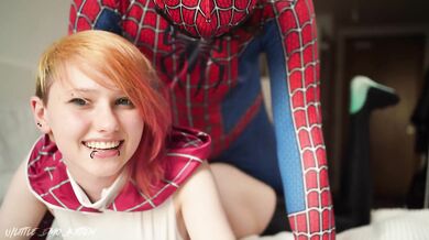 Drobná emo kočička je ošukána Spider-Manem