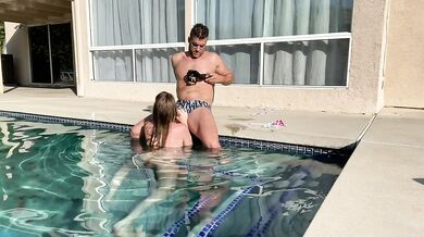Ashley Lane ve žhavém sex videu z bazénu