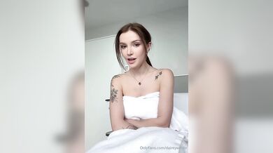 Prsatá Dainty Wilder masturbuje během žhavé roleplay