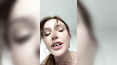 Prsatá Dainty Wilder masturbuje během žhavé roleplay