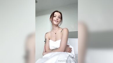 Prsatá Dainty Wilder masturbuje během žhavé roleplay