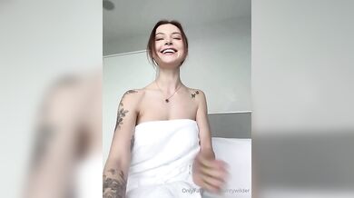 Prsatá Dainty Wilder masturbuje během žhavé roleplay