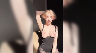Nadržená Alice Moon jezdí na svém tvrdém dildu