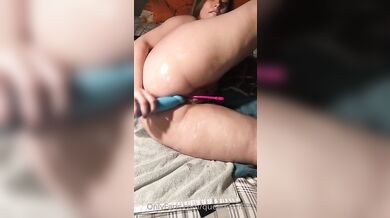 Kráska z OnlyFans Queen Egirl uspokojuje obě své díry
