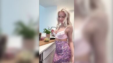 Žhavá blondýnka Elsadreamjean si plní kundičku okurkou