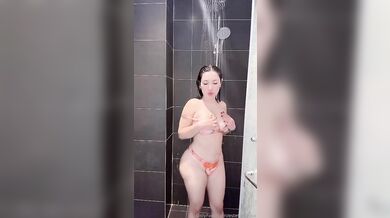 Jessashyycute kouří a jezdí na dildu ve sprše