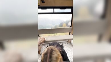 Cocoyogi rajtuje na ptákovi v lanovce