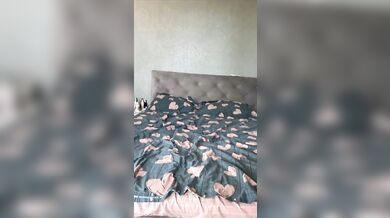 Zoey Curly masturbuje ve svých krajkových punčochách