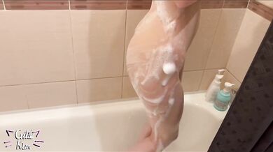 Roztomilá Kim kouří ve vaně, než osedlá svého nevlastního bratra