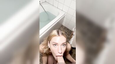 Wildhalli kouří ve vaně a šuká ve stoje zezadu