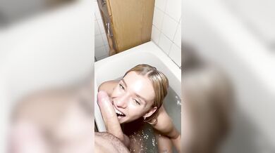 Wildhalli kouří ve vaně a šuká ve stoje zezadu