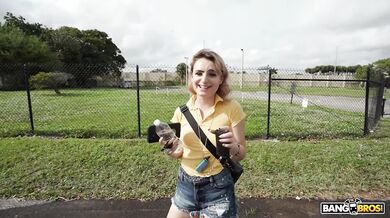 Evie Christian ukazuje prsa za prachy a nastupuje do bang busu na anální šukání