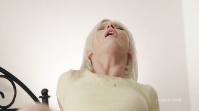 Žhavá blondýnka Mikki Galante v sexy akci