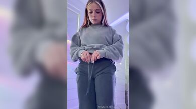 Piper Rockelle ukazuje svá hezká prsa a sexy zadek