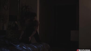 Violet Myers v sexy červeném prádle je ošukána během špionážní mise