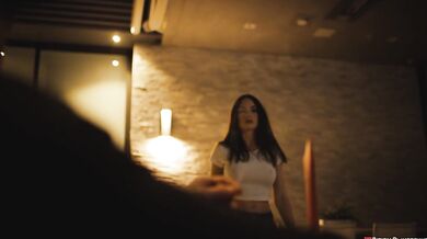 Violet Myers v sexy červeném prádle je ošukána během špionážní mise