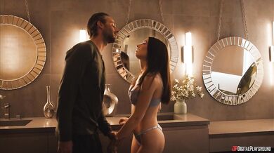Violet Myers v sexy červeném prádle je ošukána během špionážní mise