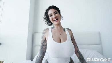 Arabelle Raphael ukazuje obrovská přírodní prsa