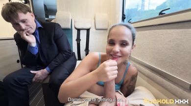 Nádherná prsatá manželka Jennifer Mendez v emotivní porno scéně