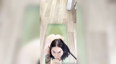 Brunetka Madeleineroseex z OnlyFans dostává po sexu výstřik do úst