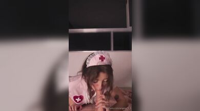 Angela_5_5 si jako nezbedná sestřička masturbuje svou vlhkou kundičku