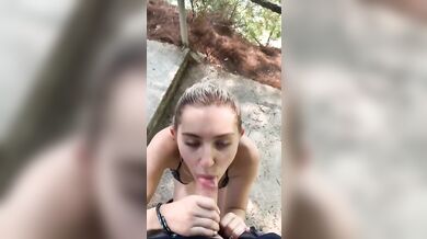 Eva Elfie rychle vykouří svému příteli při túře po ostrově