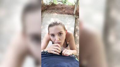 Eva Elfie rychle vykouří svému příteli při túře po ostrově