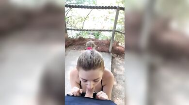 Eva Elfie rychle vykouří svému příteli při túře po ostrově